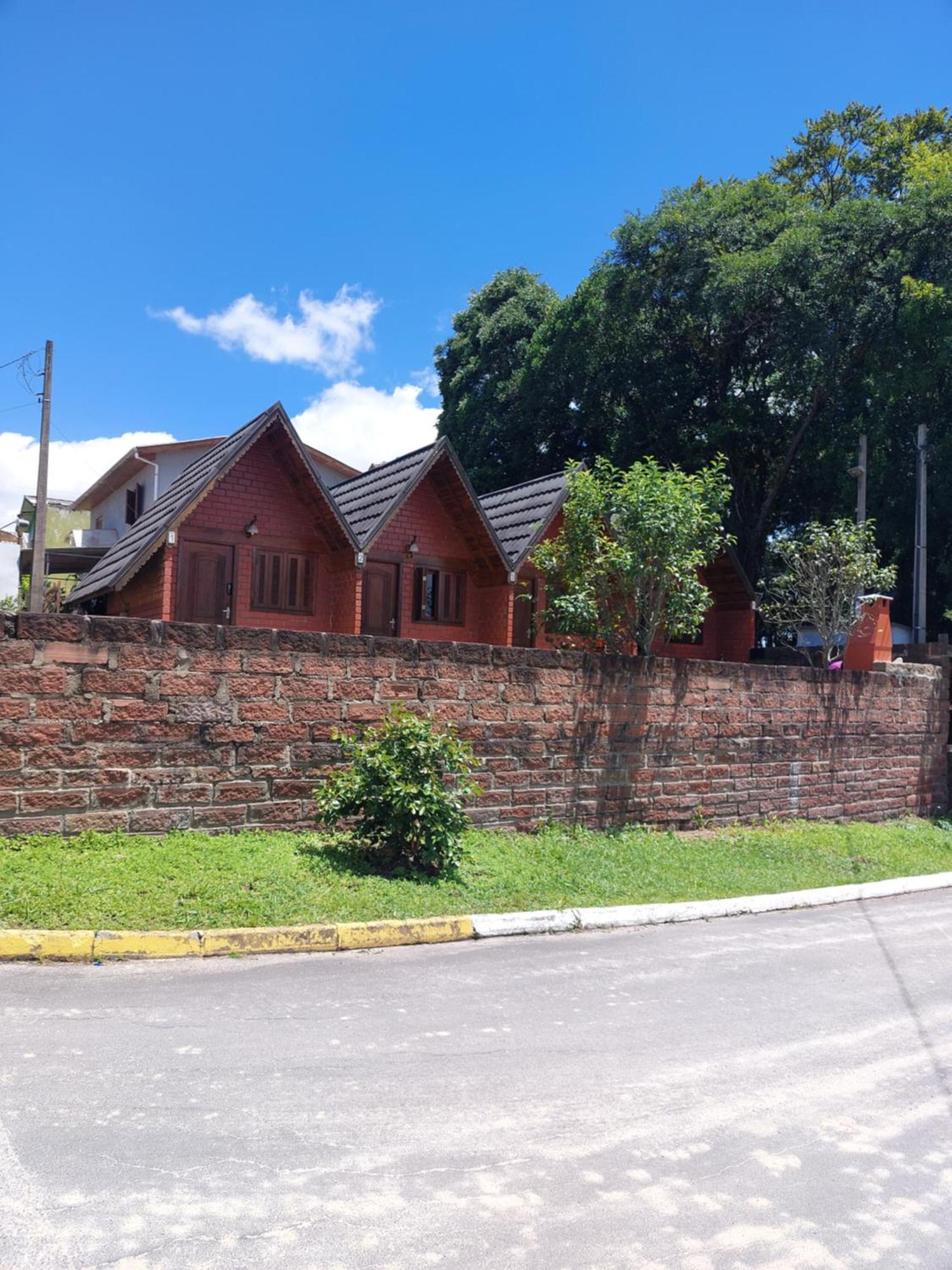 Pequena Pousada Pernottare Estacionamento Frente E Lado Publico Privado กรามาโด ภายนอก รูปภาพ